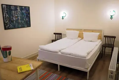 Image de Double-bedroom apartment in downtown, with a wine bar on ground floor