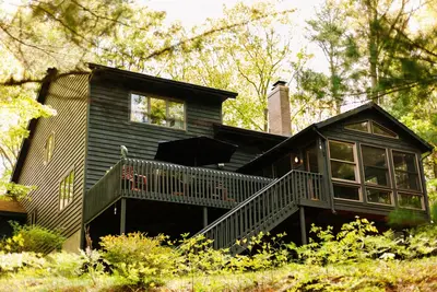 Image de This house is a 4 bedroom(s), 3. 5 bathrooms, located in Saugatuck, Mi.