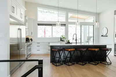 Image de Designer home above McKinley Beach with sweeping lake views, private hot tub, putting green, Traeger smoker, pool or ping pong, & chef kitchen with JennAir. Three bedrooms sleep 6 comfortably, plus sofa bed for 2. Quiet community, 15 min to downtown.