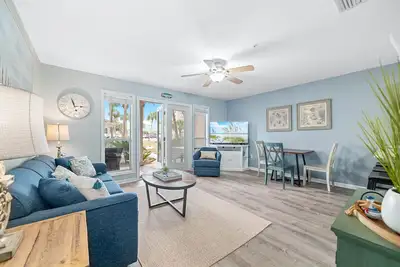 Image de Grand Caribbean East Poolside Palms | Steps to Pools, Hot Tub, Beach | Garden Level & Lawn Area