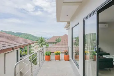 Image de Serene 2-bedroom apartment with private balcony, kitchen, and nature views