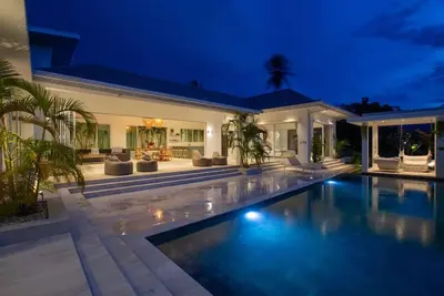 Image de Elegant & luxurious 4-bedroom retreat with private pool, lush gardens, and modern comforts