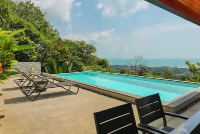 Image de Villa Chatchana is a 3-bedroom villa in Nathon, offering panoramic sea and mountain views.