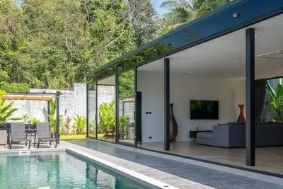 Image de Modern 2-bedroom oasis with private pool, garden, and dedicated workspace, ideal for families