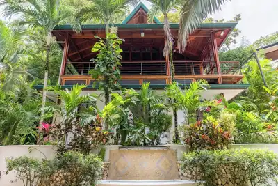Image de Casa Vidrio | Traditional A-Framed Jungle Retreat