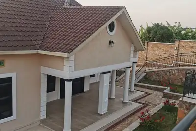 Image de Villa avec jardin près de Kabuga dans un environnement calme et verdoyant