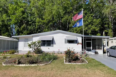 Image de Relax in style—lanai, golf cart & tranquil wooded views included!