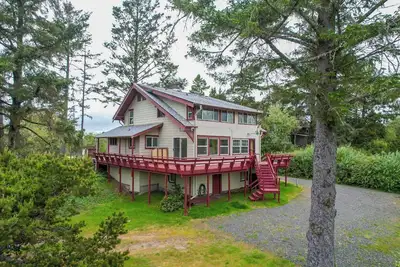 Multi-level home, large wrap around deck, stunning views of the Necanicum River.