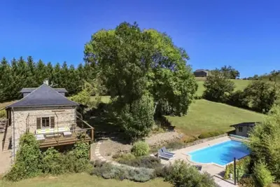 Image de Villa Serena, une magnifique maison de vacances pour 8 personnes avec piscine privée chauffée, située à proximité du château médiéval de Najac dans le sud-ouest de la France