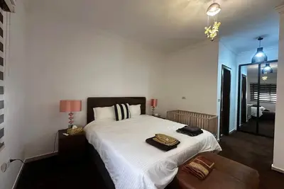 Image de (8) 3-bedroom apartment near shopping and hospitals, free parking, WiFi, Ac