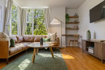 Image de The Seaview Vista| Stylish 2bd w/Rooftop Views