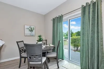 Image de 3a Charming new 2-bedroom apartment \n10 m from aquatic ct downtown& hospital