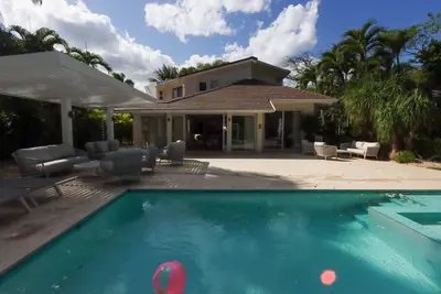 Image de Escape the noise and relax in this cozy villa surrounded by nature.