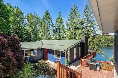 Image de Lakefront Retreat for 6 with Stunning Views, Sauna