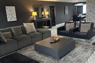 Image de Chic and Spacious: Modern 4-Bedroom Flat with a Sleek Black Twist