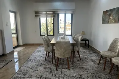 Image de (5) 3-bedroom quiet apartment with free parking, balcony & sitting areas.