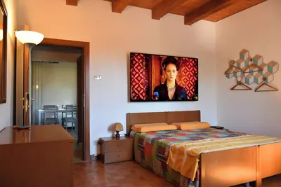 Image de Light and Fantasy 3 minutes from the beach. With 70\" Tv and Air Conditioning!