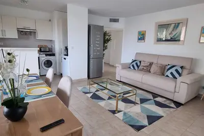 Image de F2 Neuf Lumineux Beau Proche Mer AÉROPORT\n Et COMMODITÉS Ac Wifi Terrasse Garage