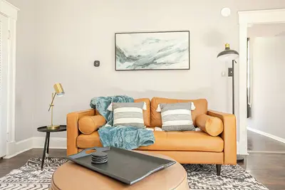 Image de Unit 1:Ground floor, porch, king bed, garage, w/d