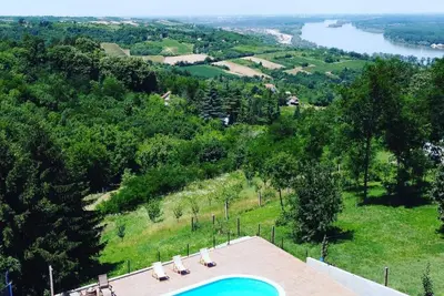 Image de Pruža jedinstveno iskustvo koje kombinuje prirodnu lepotu, luksuz i opuštanje.