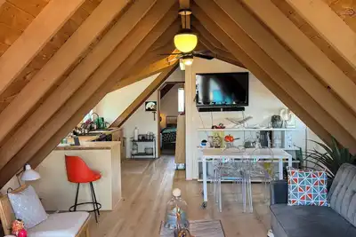 Image de Mid-Century Modern Floating Home on the water w river views and  Private Patio