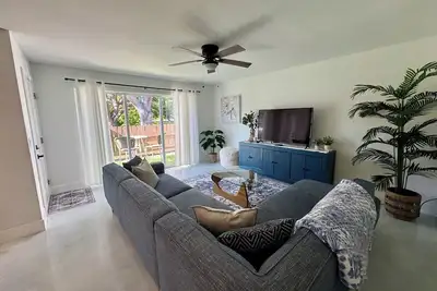 Image de The House on 2nd - New! 3 Bed 2 Bath-walk to parks, quick drive to Irb!