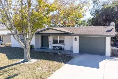 Image de Explore beaches & springs from this comfy 2br—WiFi, patio, great location.