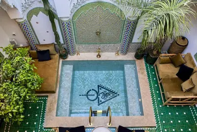 Riad Privatif, piscine, personnel, et roof à Marrakech Kasbah, secteur sécurisé.