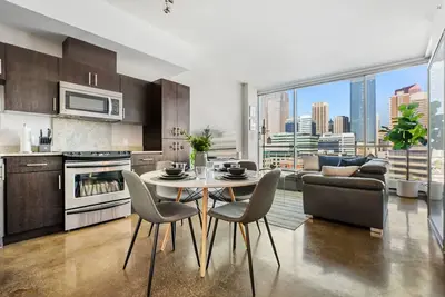 Image de Downtown Chic Retreat | Elegant + Free Parking