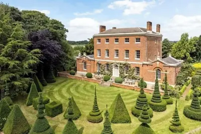 Image de Cressy Hall, Manoir Géorgien aux Splendides Jardins Sculptés