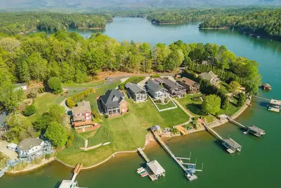 Image de Lake Home – 3br, 2 Balconies & Stunning Views from Private Waterfront Deck