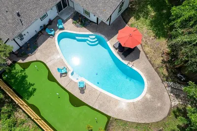 Image de Houston Haven 5br– Farmhouse Getaway w/Pool & Golf - City Center Memorial