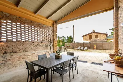 Image de Spacious and elegant 200 sqm farmhouse with independent entrance, able to accommodate up to 10 people, organized on two levels, connected by an internal wooden staircase (Not suitable for disabled people). The house is part of an ancient convent from the