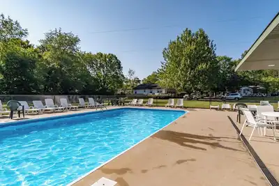 Goshorn Lake access - shared pool - cozy cottage