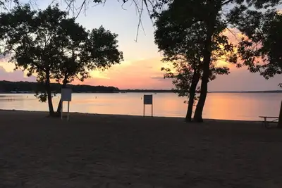 Image de Hoist available for boats up to 25 ft. Charming 2br house in lovely W. Okoboji