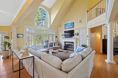 Image de Riverfront Six Bedroom Home, fully-equipped for a memorable stay!