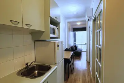 Image de 2-Bedroom Apt in Cbd | Free Wi-Fi, Walk to Markets & Attractions