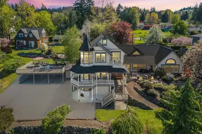 Image de Bremerton Victorian Home w/ Modern Amenities