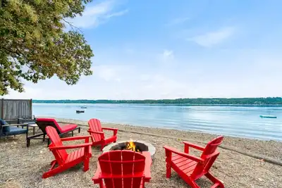 Image de Views & Vibes - Beach, Kayak, Hot Tub, & Firepit!