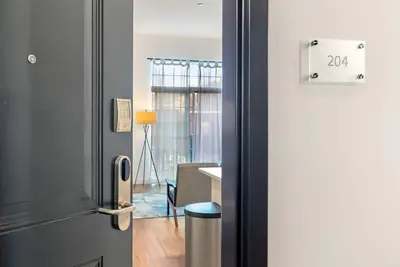 Image de Luxury Apartment With Balcony Near Stadiums and Downtown