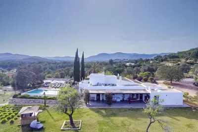Image de Villa Ă Santa EulĂ ria Des Riu avec 9 chambres Ă coucher, 18 couchages