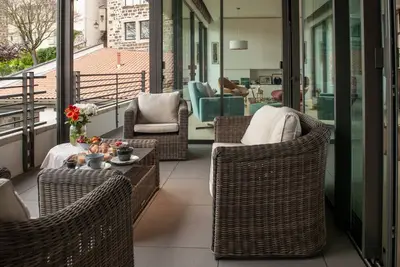 Image de La Plâtrière, appartement classé 5 étoiles en ville haute du Puy. Garage privé