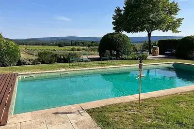 Image de Mas de charme avec grande piscine et vue sur le Lubéron