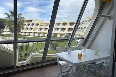 Studio climatisé avec terrasse, 4 couchages, proche plage et commerces