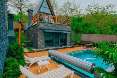 Image de 3+1 Heated Pool-Jacuzzi-Fireplace-Sheltered Bungalow for 8 People