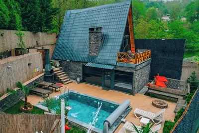 Image de 3+1 Heated Pool-Jacuzzi-Fireplace-Sheltered Bungalow for 8 People