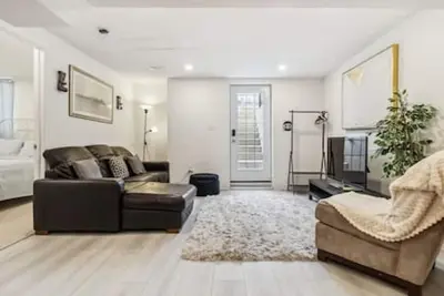 Image de Bright Basement retreat in Mississauga