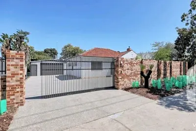 Image de Located in the Heart of Lathlain are cosy 3 bedrooms 1 bath suburban house