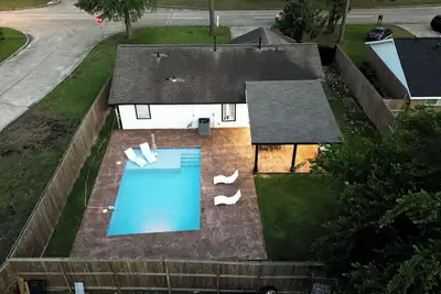 Image de Cozy Home Pool, Patio, Bbq! 5br