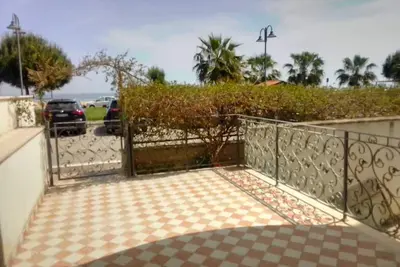 Image de Seaside apartment with front terrace overlooking the beach